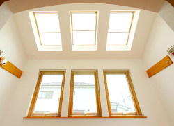 大収納「床蔵」のあるスウェーデン住宅　陽光がいっぱい木製3層ガラス窓
