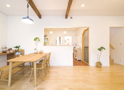 木彫と白のコラボレーション　大収納「床蔵」のあるスウェーデン住宅コムハウス