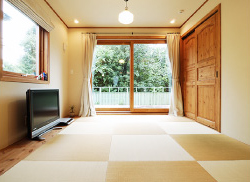 本格的スウェーデン住宅　木製三層ガラス窓・ドアも床もパイン無垢材を使用