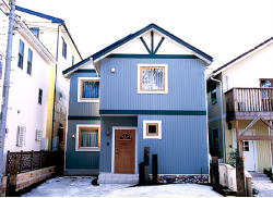 大収納「床蔵」を最大限に生かしパープルでまとめたスウェーデン住宅